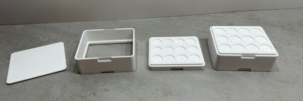 Miniature prototype box de verrines – ouverte – Satolas (38) – 3D Printlab Miniature prototype de la box de transport et présentation pour verrines imprimée en 3D par 3D Printlab pour un traiteur à Satolas (Isère), vue ouverte pour validation de l’ergonomie avec le client.