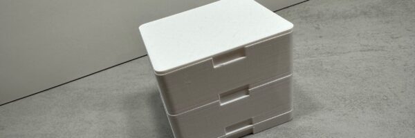 Miniature prototype box de verrines – fermée – Satolas (38) – 3D Printlab Miniature prototype de la box de transport et présentation pour verrines imprimée en 3D par 3D Printlab pour un traiteur à Satolas (Isère), vue fermée pour validation de l’ergonomie avec le client.