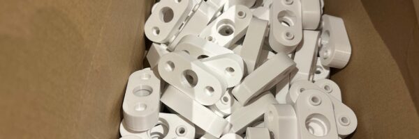 Cale tricoise serie Lot de 450 cales tricoises imprimées en 3D par 3D Printlab pour l’Hôpital de Meaux (région parisienne), sur fourniture 3D du client, vue générale.