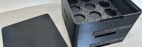 Box de transport et présentation pour verrines – couvercle enlevé – Satolas (38) – 3D Printlab Box de transport et de présentation pour verrines imprimée en 3D par 3D Printlab pour un traiteur à Satolas (Isère), avec le couvercle enlevé.