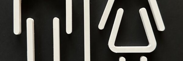 Pictogramme toilettes homme/femme – Colombier-Saugnieu – 3D Printlab Pictogramme toilettes homme/femme imprimé en 3D par 3D Printlab pour une menuiserie à Colombier-Saugnieu, destiné à être collé sur une porte de toilette.