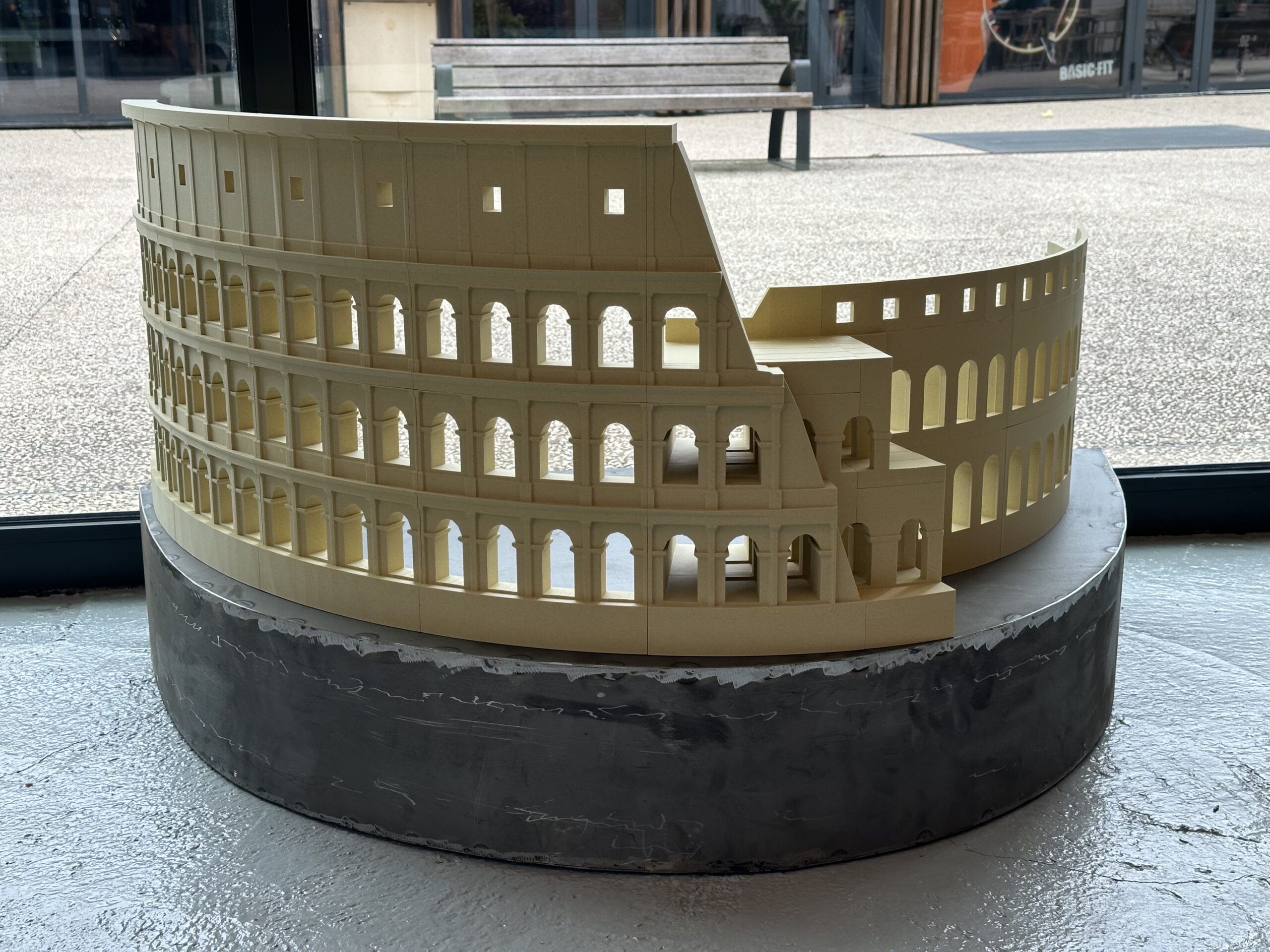 Maquette du Colisée de Rome imprimée en 3D par 3D Printlab pour un restaurant italien à Bourgoin-Jallieu, dimensions : 1200 mm de longueur et 500 mm de largeur.