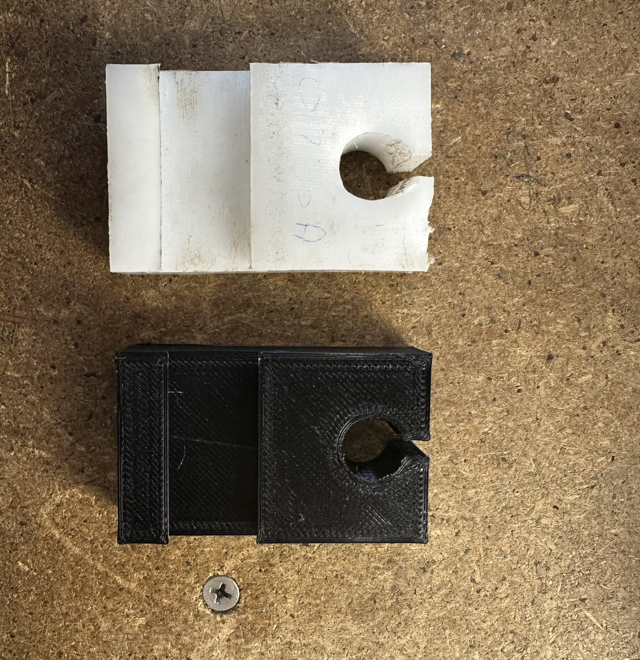 Comparatif d’une pièce d’abri de piscine pour un client de Lyon : à gauche, la pièce originale endommagée ; à droite, la nouvelle pièce imprimée en 3D par 3D Printlab.