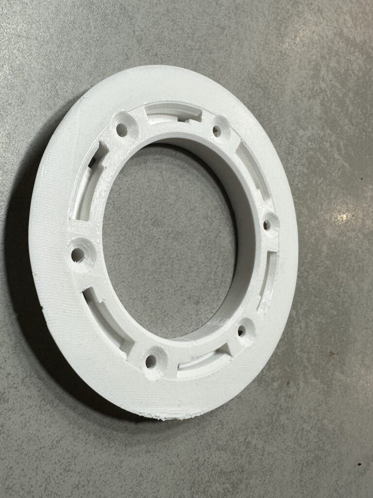 Vue sous un autre angle de l’entretoise de bonde de douche reproduite en impression 3D par 3D Printlab pour un client de Grenoble, à partir du scan de la pièce d’origine cassée.